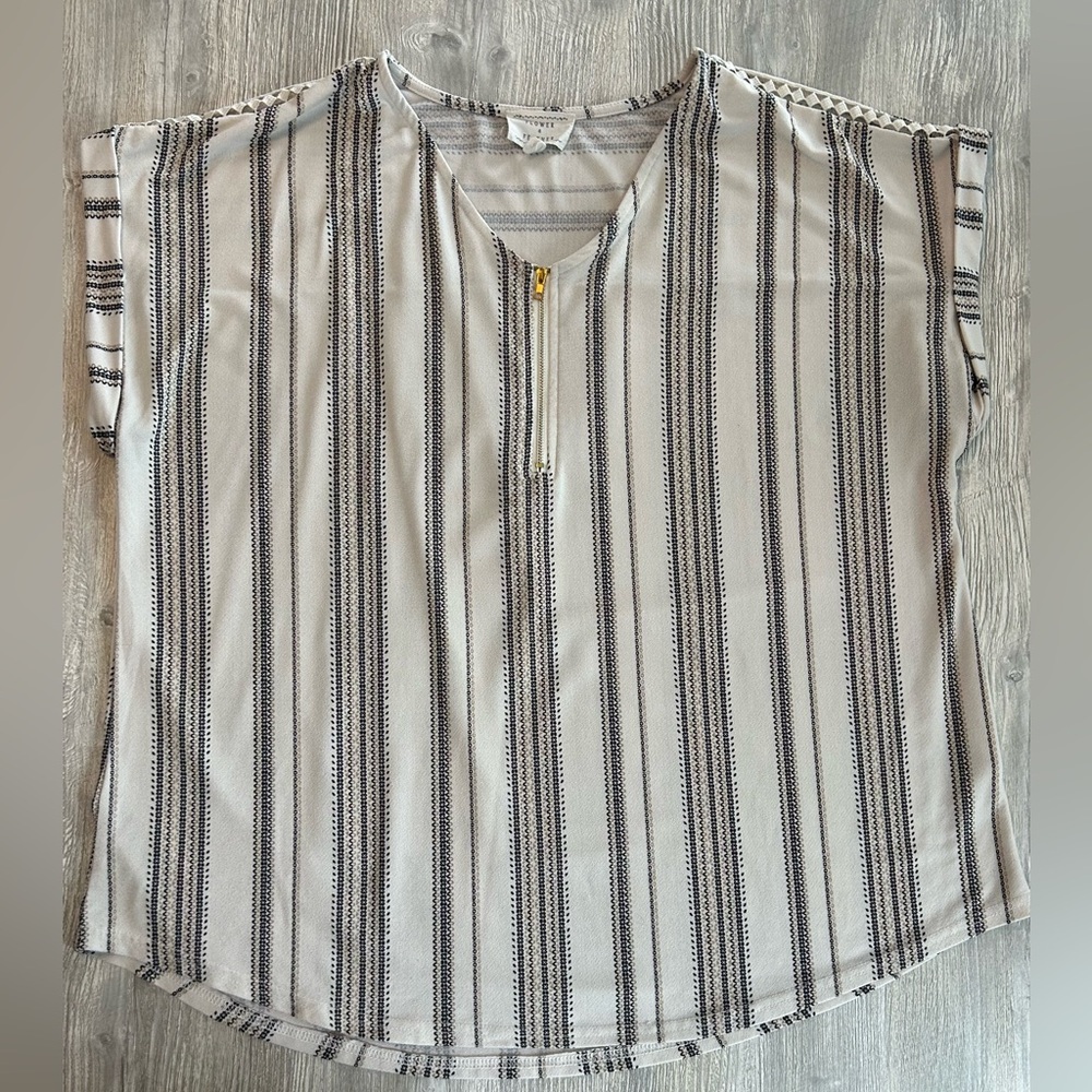 Flower & Feather Top Womens 2XL Geometric Stripe & Shoulder Zip Neck Ivory Black